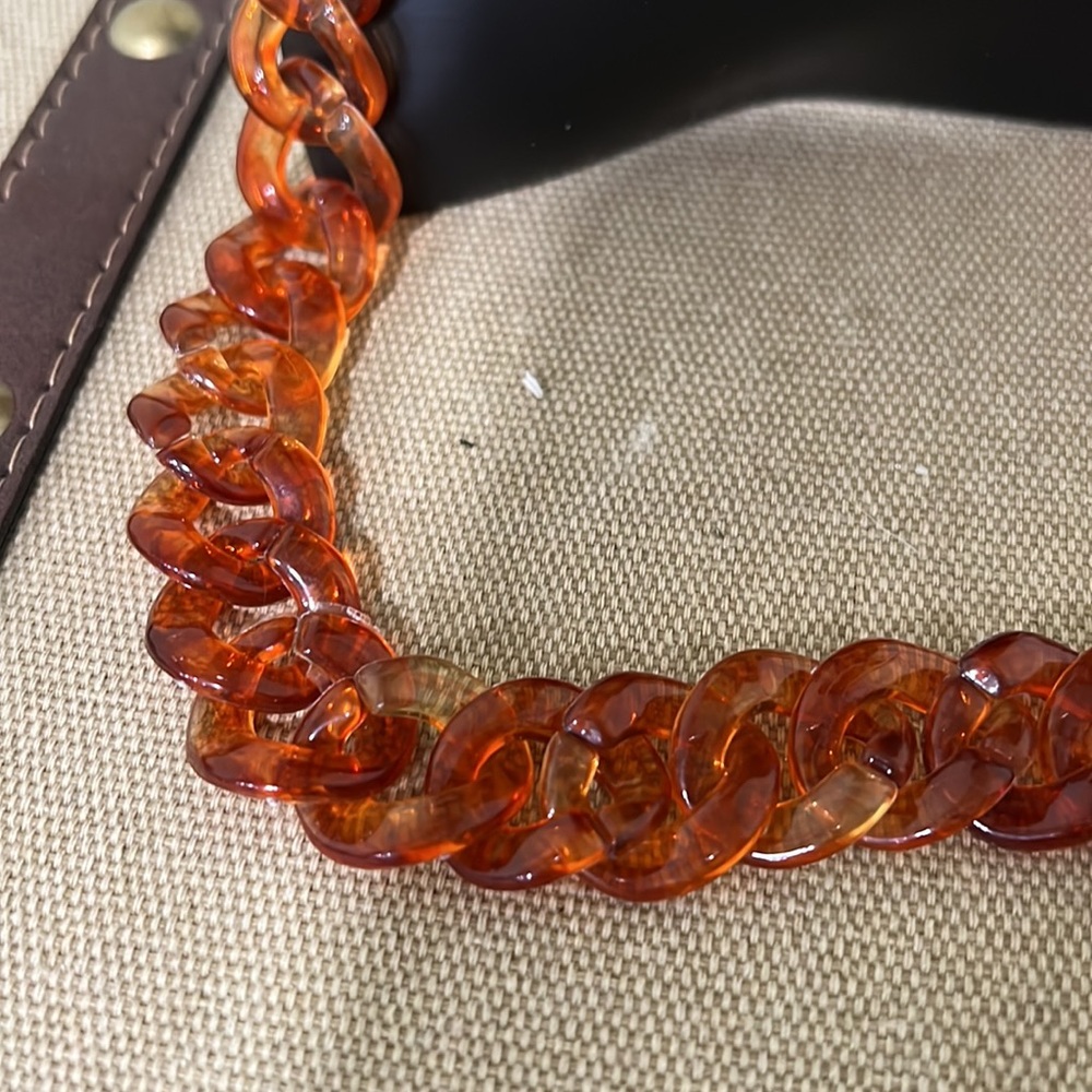 Acrylic light weight chain link brown necklace - Picture 5 of 6